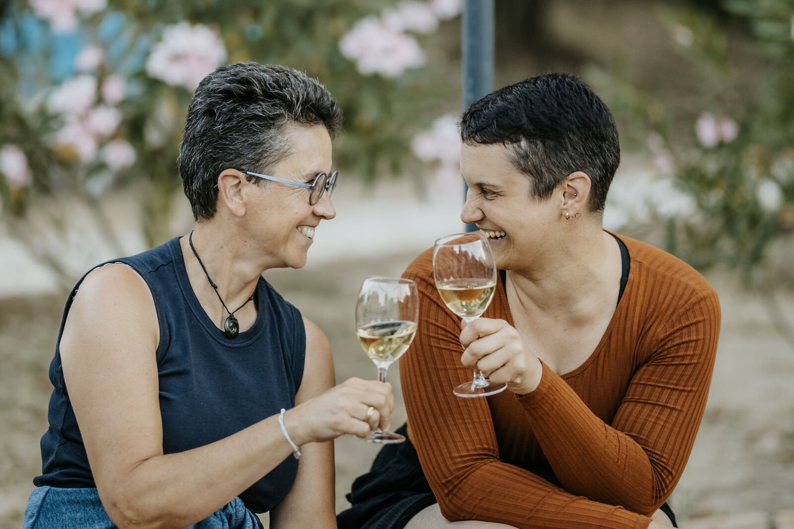 Zwei Frauen stoßen lachend an