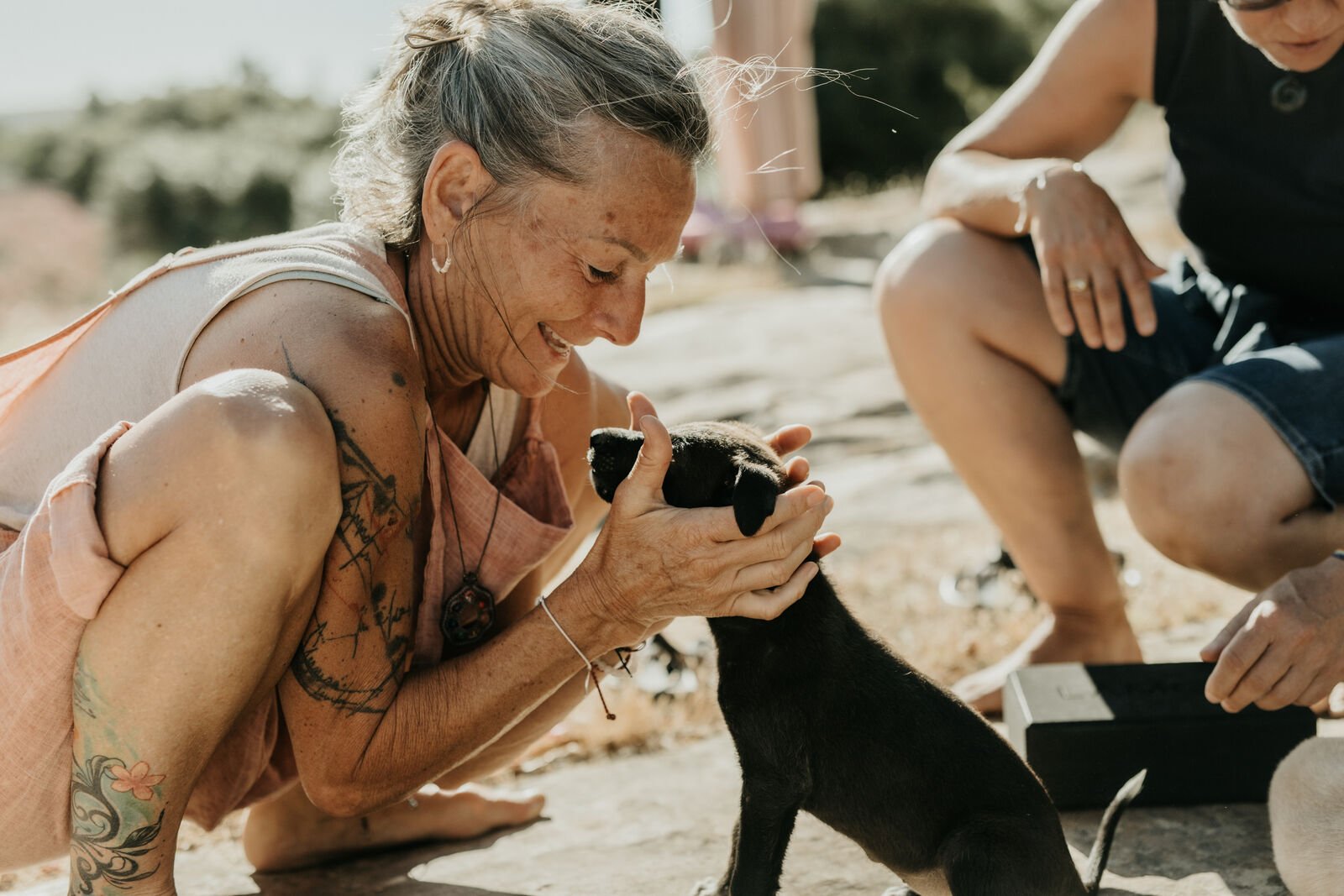 Zärtlicher Moment mit dem Hofhund
